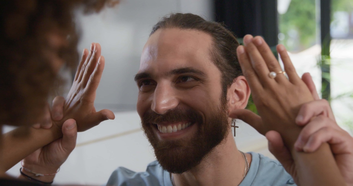 Lifestyle photography: man smiling, natural emotion, confidence